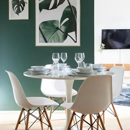 ---2ndhomes Stylish With Balcony--- Apartment *